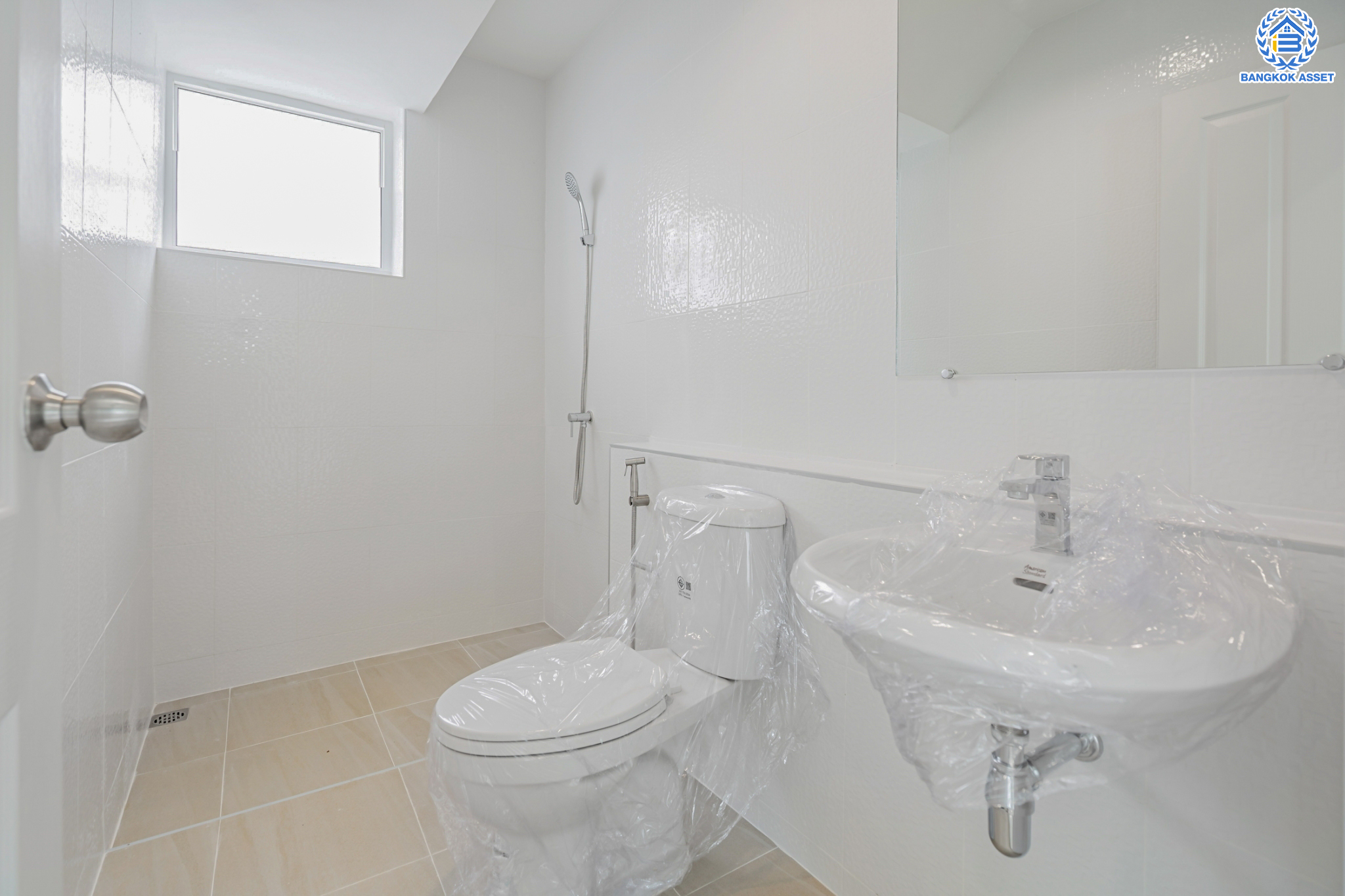 บ้านมือสองตกแต่งใหม่ ม.แลนซีโอ วงแหวน-พระราม5 (ซ.วัดส้มเกลี้ยง) บ้านแฝด หลังมุม เนื้อที่ 40 ตร.ว. ฟังก์ชัน 3 ห้องนอน 2 ห้องน้ำ 1 ที่จอดรถ บนทำเลศักยภาพ เดินทางสะดวก เชื่อมต่อทั้งปิ่นเกล้า-ศาลายา ใกล้เซ็นทรัลเวสต์เกต ทางด่วน "กาญจนาภิเษก" และรถไฟฟ้า "สถานีตลาดบางใหญ่"